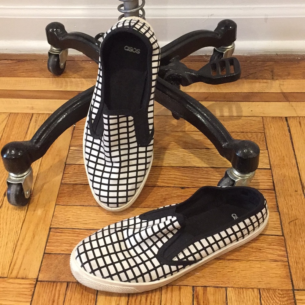 🔲 adorable GRID PRINT slip ons 🔲